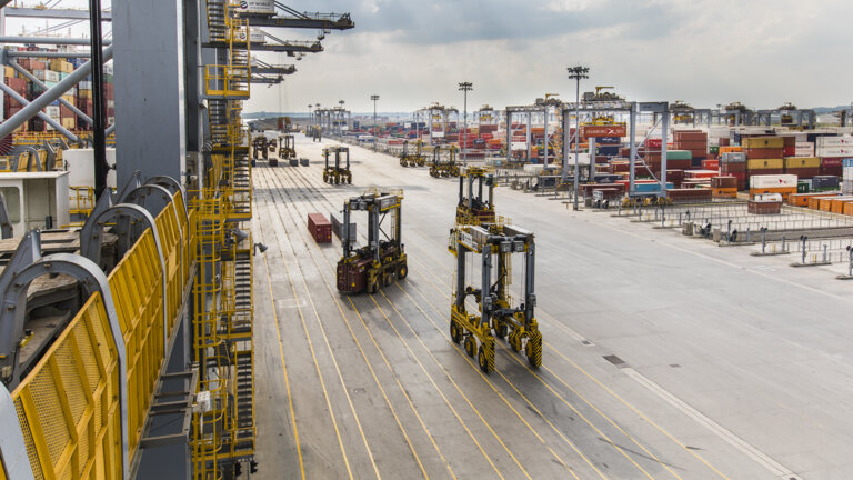 Straddle Carrier Eléctrico Kalmar