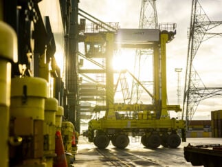 Straddle Carrier híbrida Kalmar